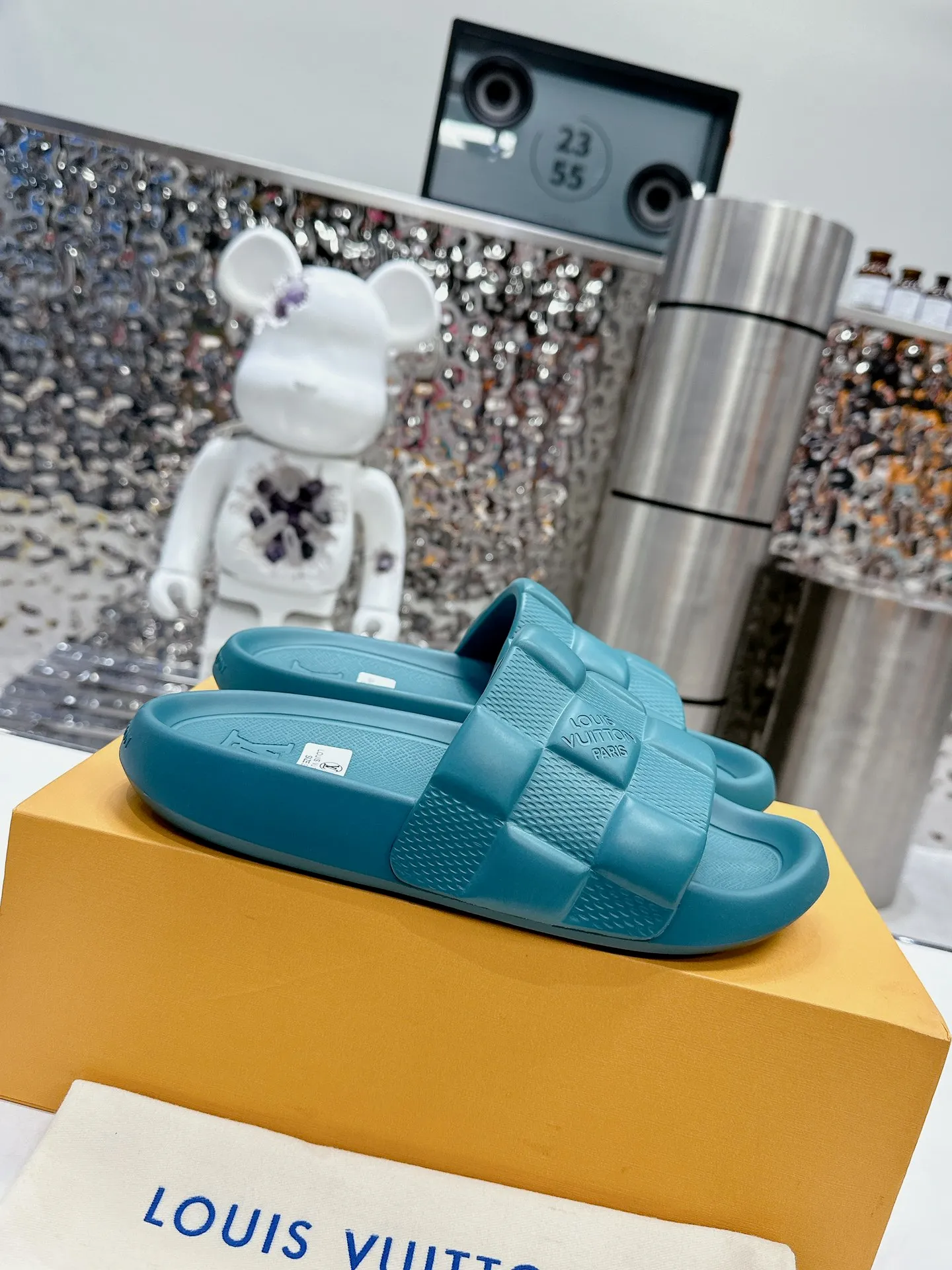 [L Home] P: 280💰 ▪️Shoe size: Women's 35-40 Men's 38-46▪️Packaging: Counter top quality~original packaging 𝟐𝟎𝟐5 Louis Vuitton counter's new embossed slippers, lv monogram embossed slippers, Waterfront sandals are back with a new look, and the upper buckle is embossed with lv's iconic Monogram pattern. Made of waterproof rubber with a comfortable and resilient insole. The lightweight, flexible outsole is embossed with the Louis Vuitton logo. ▪️Fabric: Original molded rubber foam surface ▪️Technology: embossed logo ▪️Sole: Original molded rubber foam outsole ▪️Sole thickness: 3CM.